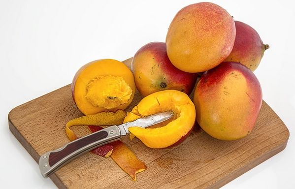 Seducing your man: Mangoes On Cutting Board With Knife